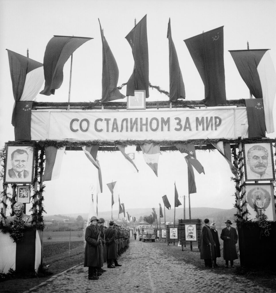 Československo-sovětská hranice (zřejmě Vyšné Nemecké) připravená na slavnostní předání Štafety přátelství a míru, 1950 /foto Zdeněk Havelka, ČTK 
