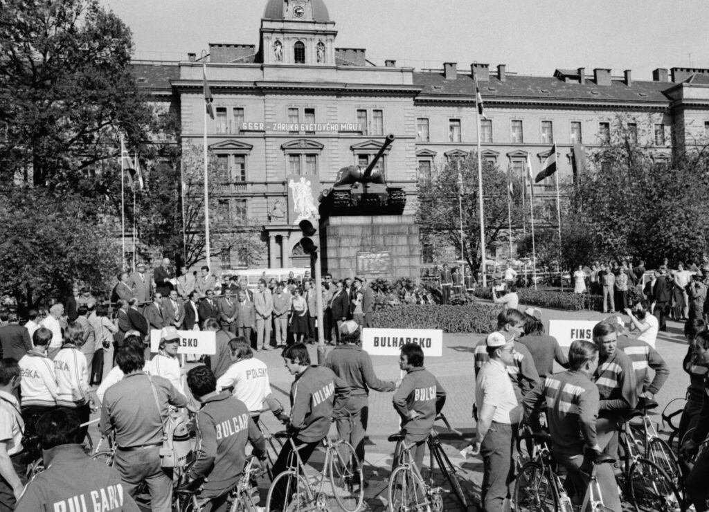Slavnostní zahájení mezinárodního cyklistického Závodu míru u pomníku sovětských tankistů v Praze-Smíchově, 9. května 1976 /foto Zdeněk Havelka, ČTK

