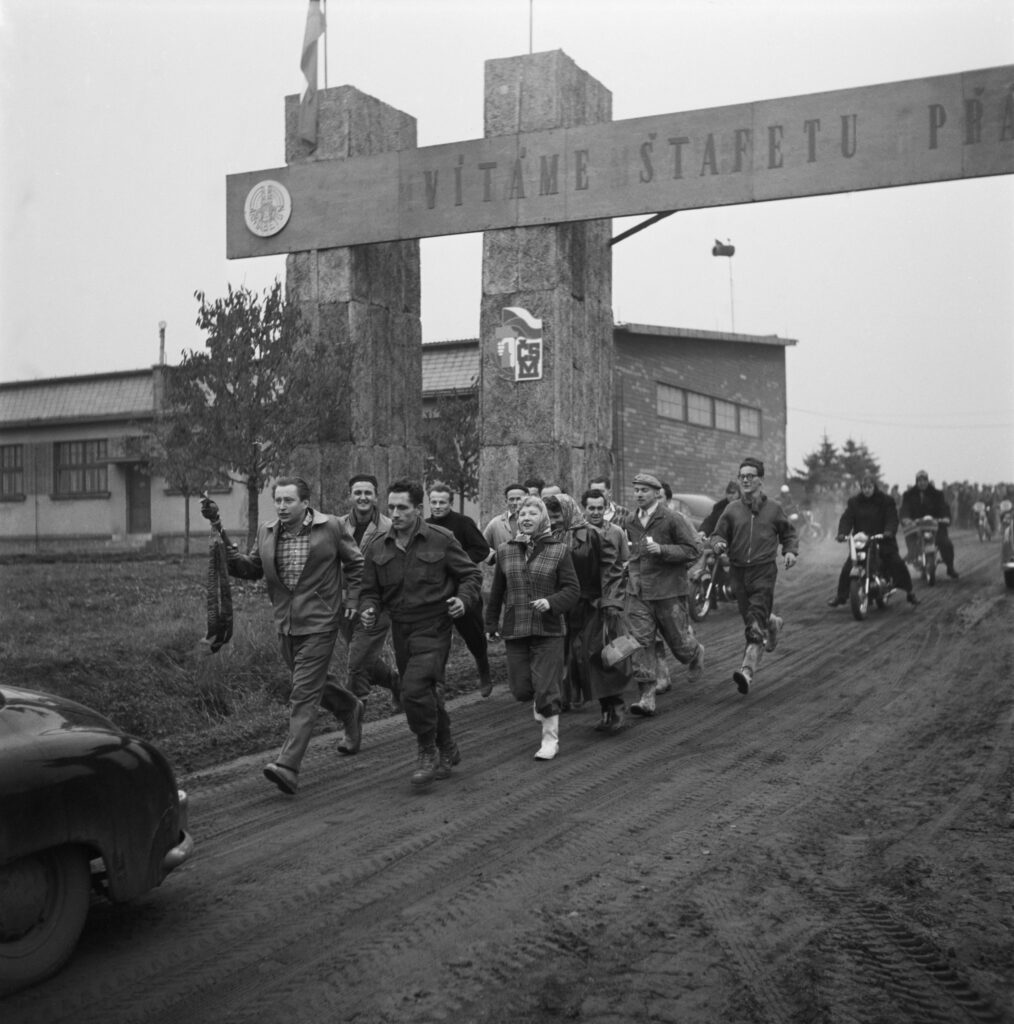Štafeta přátelství a míru v Kralupech nad Vltavou, 1958 /foto Zdeněk Havelka, ČTK
