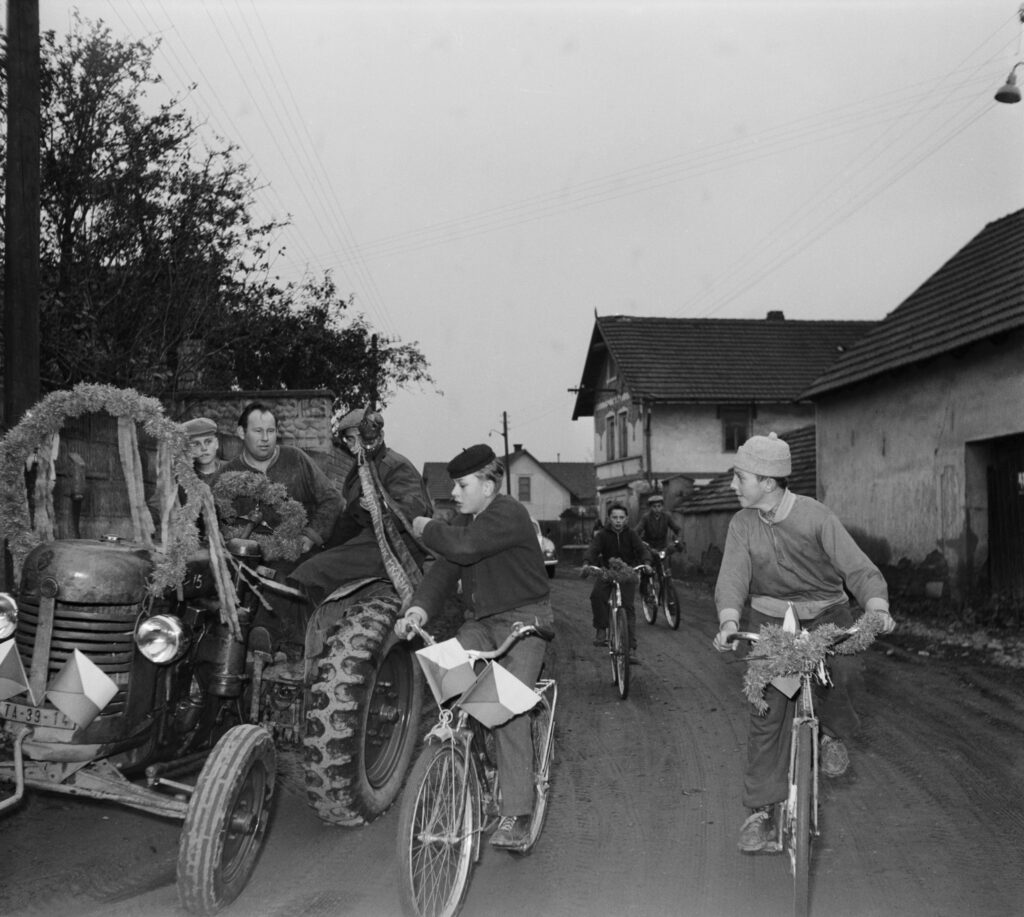 Předání Štafety přátelství a míru v obci Křivenice na Mělnicku, 1958 /foto Zdeněk Havelka, ČTK
