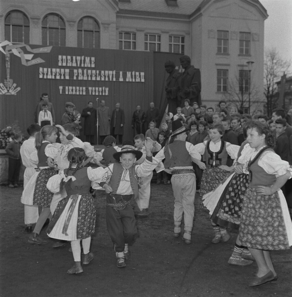 Slavnostní uvítání Štafety přátelství a míru u památníku osvobození ve Vsetíně, 1960 /foto František Nesvadba, ČTK