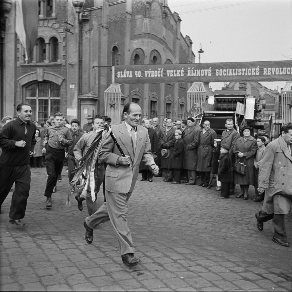 Štafeta přátelství a míru v Prostějově v čele s nejlepším pracovníkem podniku Agrostroje, 1957 /foto František Nesvadba, ČTK