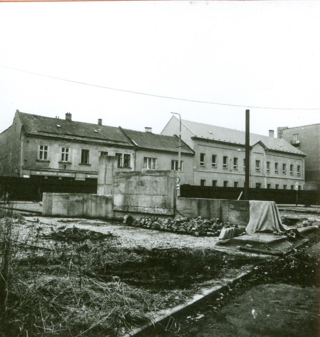 Základy pro pomník Osvobození na místě, kde stávala Stalinova socha, který měl být podle původních plánů slavnostně odhalen v květnu 1990. Jeho stavba byla po listopadu 1989 zastavena. Stav z roku 1990 /Vlastivědné muzeum v Šumperku