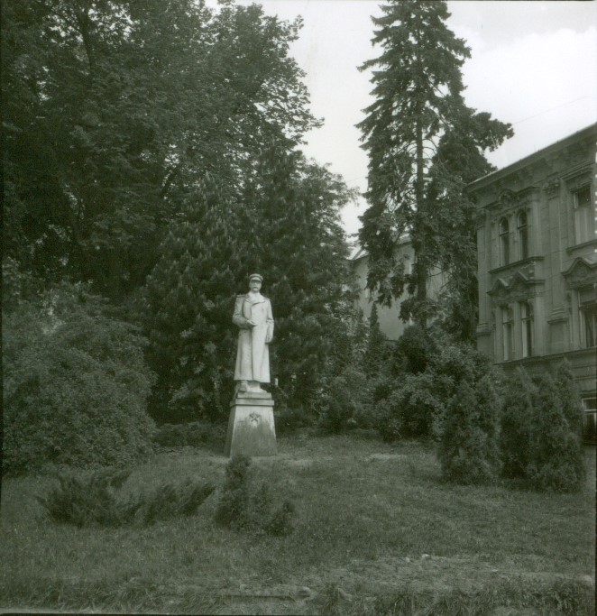 Socha Stalina byla někdy okolo roku 1987 přemístěna z náměstí Československo-sovětského přátelství (předtím Stalingradského, dnes Svobody) do parčíku pod zámek. Na jejím původním místě měl totiž z iniciativy OV KSČ vzniknout honosný pomník Osvobození v podobě rudoarmějce s dívkou a doprovodným reliéfem /Vlastivědné muzeum Šumperk