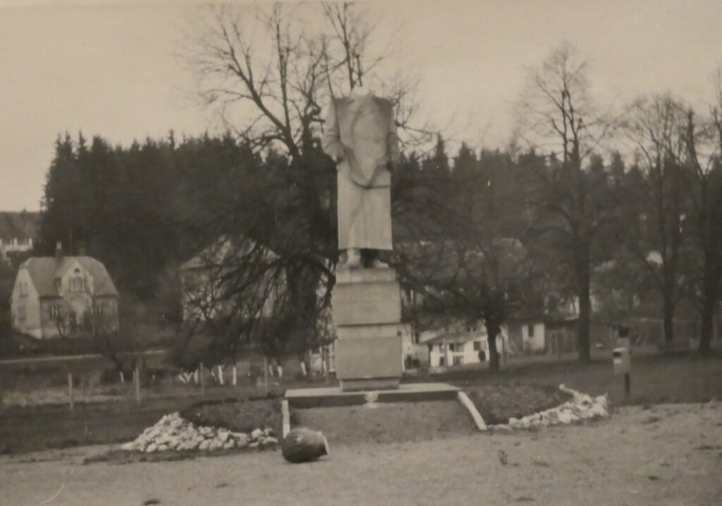 Pomník v Rýmařově vandalizovaný v listopadu 1957 /Archiv bezpečnostních složek, sbírka Správa vyšetřování StB – vyšetřovací spisy, arch. č. V-2096 OV