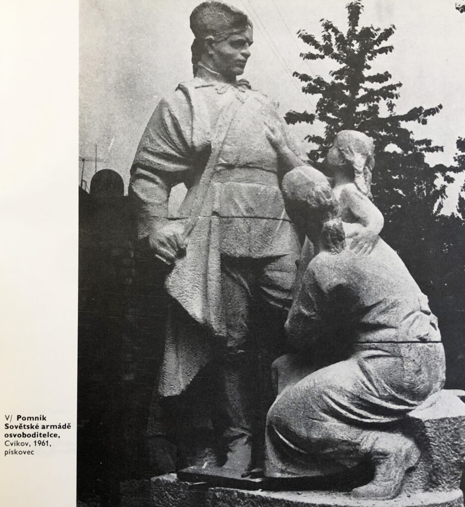 Pomník Sovětské armádě osvoboditelce od Aloise Sopra (1913–1993) ve Cvikově nahradil Stalinův pomník výjimečně už v roce 1961 /foto z Alois Sopr, 1982