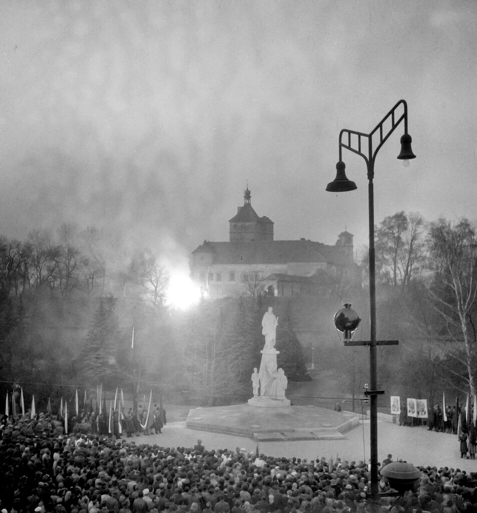 Slavnostní odhalení Památníku osvobození v listopadu 1957 v rámci oslav 40. výročí bolševické revoluce /Východočeské muzeum v Pardubicích
