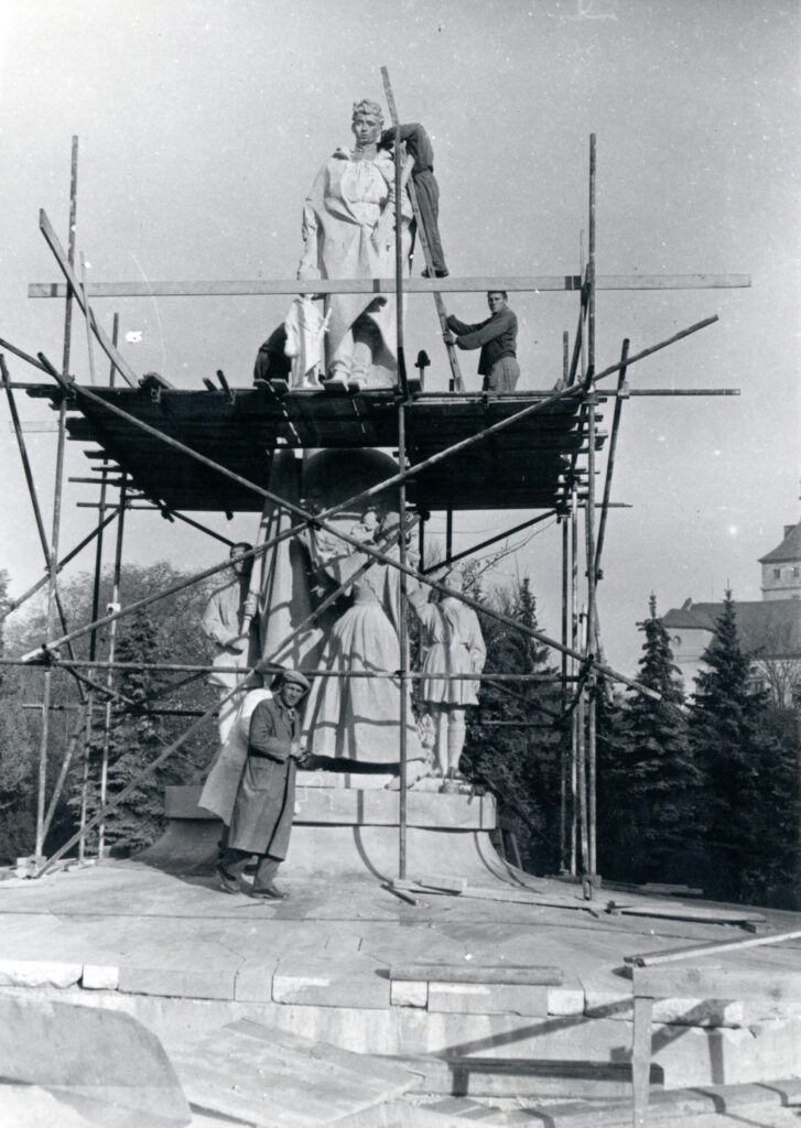 Instalace Památníku osvobození v Pardubicích roce 1957 /Východočeské muzeum v Pardubicích