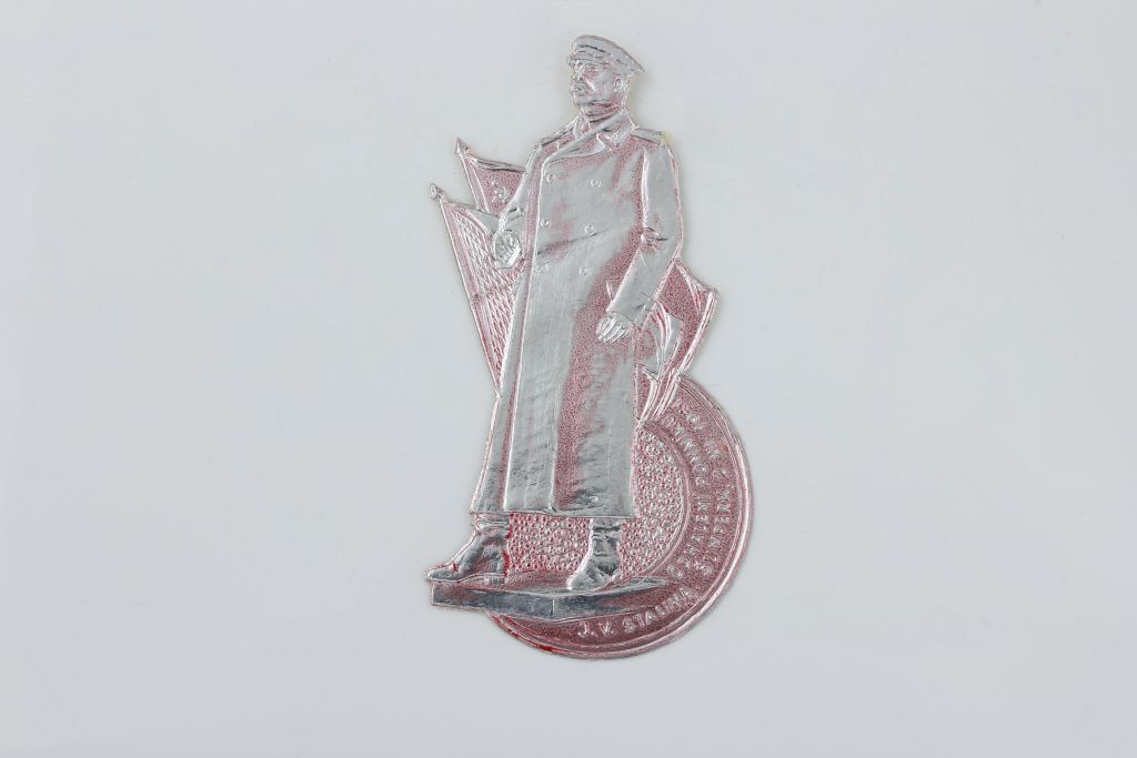 Odznak vydaný při příležitosti odhalení pomníku Stalina v Šumperku /Vlastivědné muzeum v Šumperku