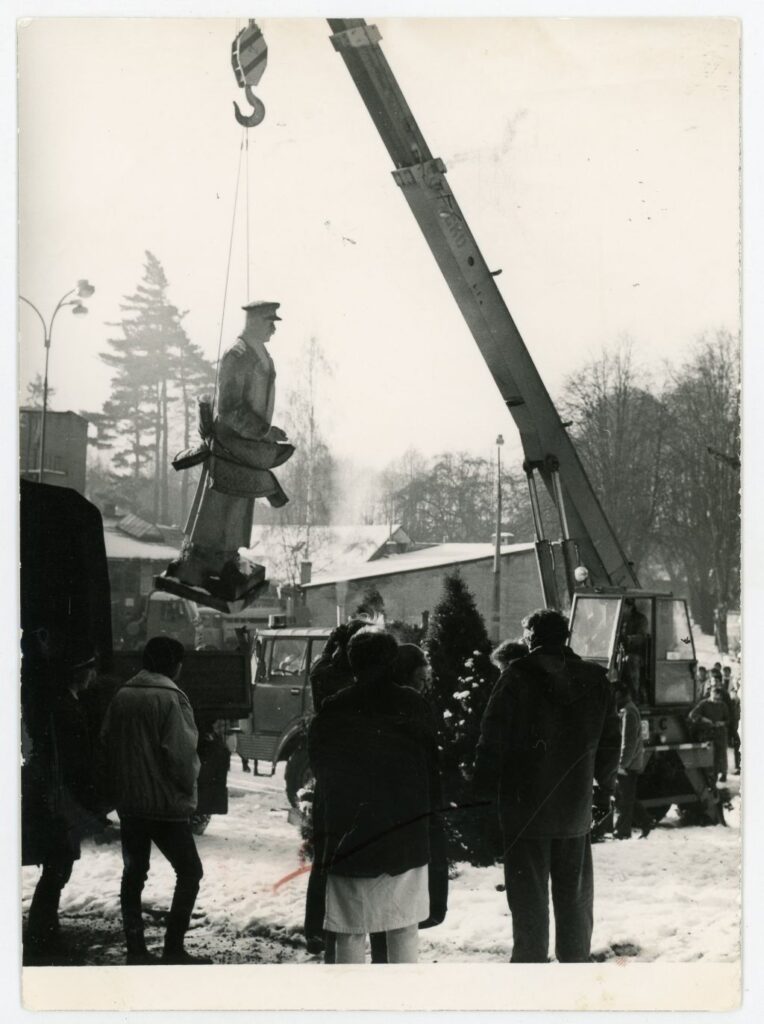 K odstranění Stalinovy sochy v Šumperku z veřejného prostoru došlo opět 29. 11. 1989. Tentokrát mu byla věnována mediální pozornost /Vlastivědné muzeum Šumperk