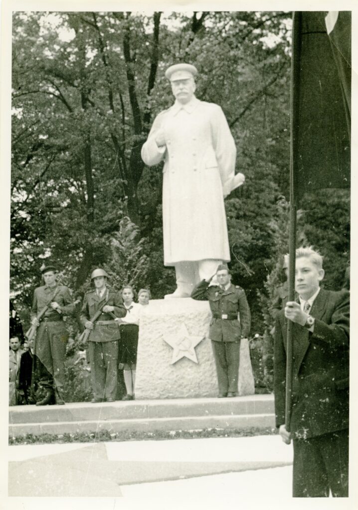 Pomník Stalina v Jičíně vytvořený hořovickými kameníky podle modelu sovětského sochaře Nikolaje Tomského (1900–1984) byl odhalen v rámci oslav 650. výročí založení města v září 1952. Akce se zúčastnili ministr vnitra Václav Nosek a sovětský velvyslanec A. J. Bogomolov. Uzavírala ji přehlídka ozbrojených sil /Státní oblastní archiv v Hradci Králové