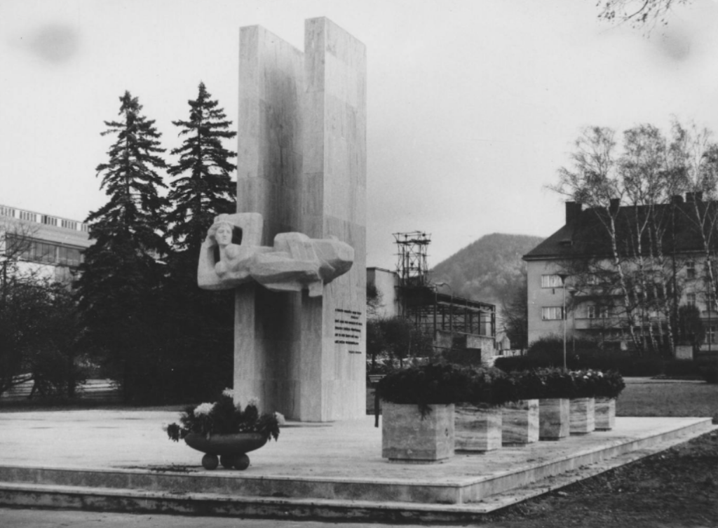 Kopřivnice, Památník osvobození od Karla Vašuta (1929-2005) byl sice odhalen až v roce 1973, ale práce na jeho přípravě začaly už v roce 1966 /Zemský archiv Opava