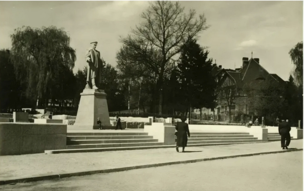 Stalinův pomník v Liberci, dobová pohlednice /archiv autorů