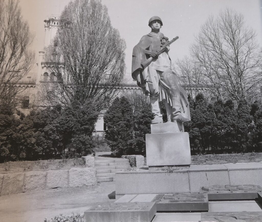 Druhá socha rudoarmějce v Liberci od Rudolfa Svobody (1924–1994) odhalená v roce 1974 na místě, kde stával pomník Stalina /Státní oblastní archiv Litoměřice