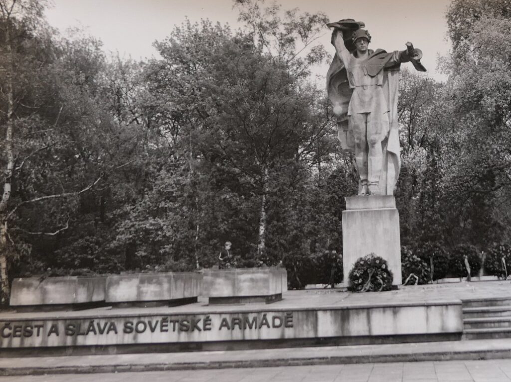 Pomník Čest a sláva sovětské armádě od Otakara Petroše (*1924) v Litoměřicích z roku 1975 na místě uvolněném po pomníku Stalina /Státní oblastní archiv Litoměřice