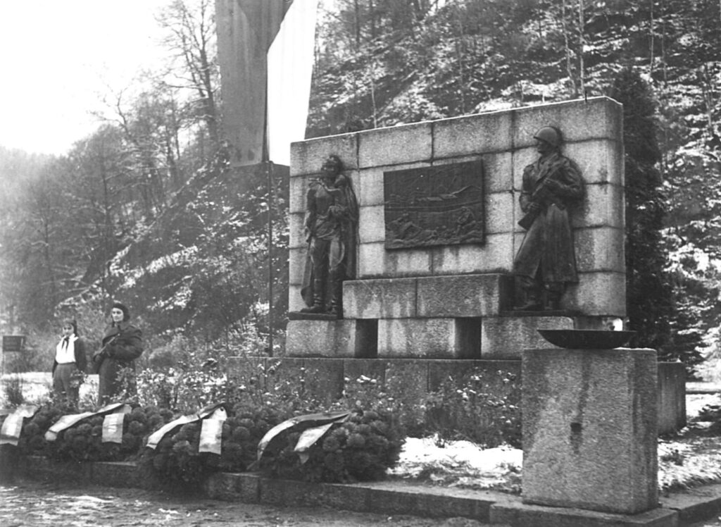 Loket, pomník československo-sovětského přátelství se sovětským a československým vojákem vybudovaný z iniciativy Svazu čs.-sovětského přátelství a odhalený 9. května 1952, nedatováno /sbírka Karla Horčičky