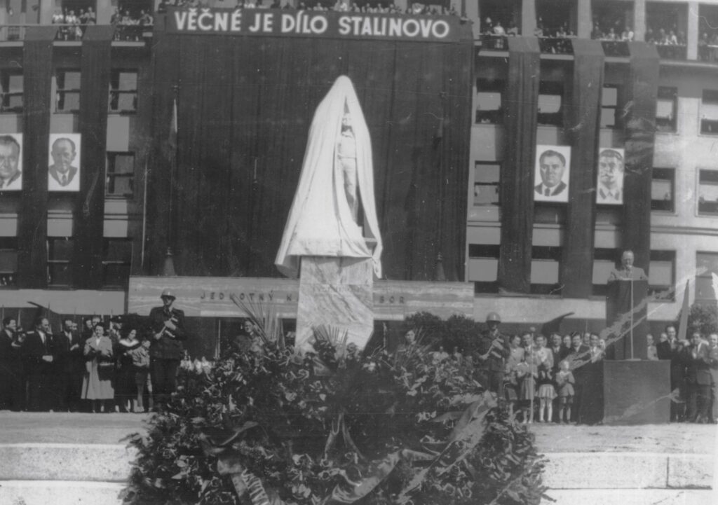 Odhalení Stalinova pomníku od Karla Kuneše (1920–1997) v Karlových Varech, květen 1954 /Muzeum Karlovy Vary