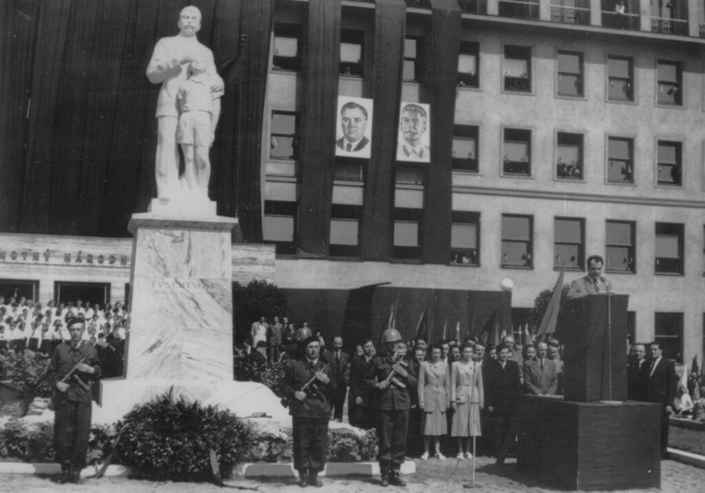 Odhalení Stalinova pomníku od Karla Kuneše (1920–1997) v Karlových Varech, květen 1954 /Muzeum Karlovy Vary