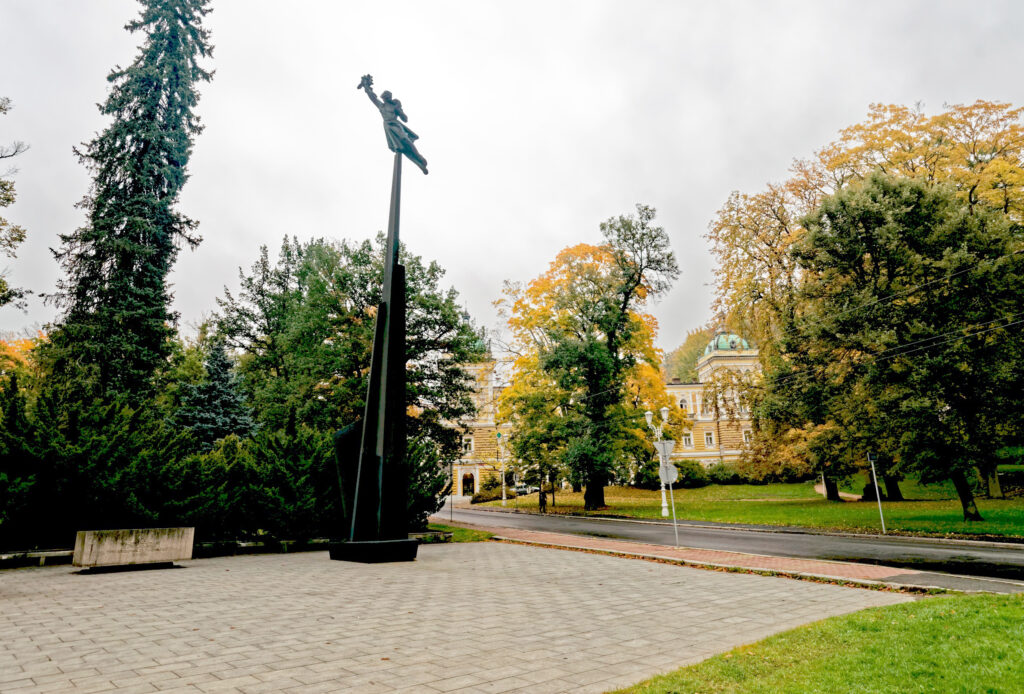 Památník Vítězství sovětské armády nad fašismem v Mariánských Lázních z roku 1976 od Jana Hány (1927–1994) na místě bývalého Stalinova pomníku /foto Txllxt TxllxT, Wikimedia Commons, File:Mariánské Lázně - Masarykova - View East on Památník "vítězství Sovětské armády nad fašismem" - Memorial of the Soviet Army's Victory over Fascism 1976 by Jan Hánna.jpg