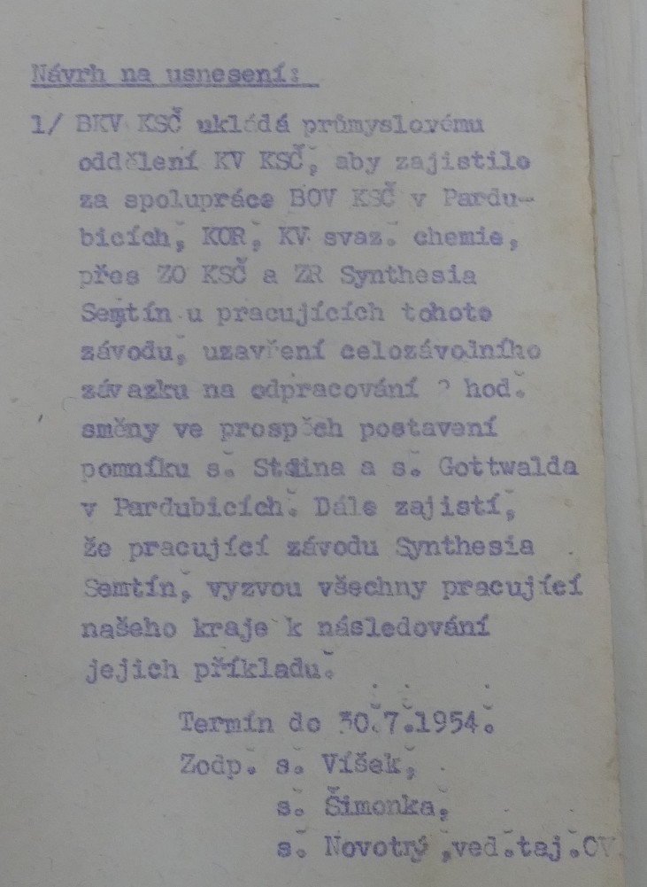 Pokyn krajského výboru KSČ nižším stranickým a odborovým složkám, které měly zajistit, aby zaměstnanci továrny Synthesia Semtín vyhlásili závazky na podporu pardubického pomníku a vyzvali ostatní podniky k následování /Státní okresní archiv Pardubice