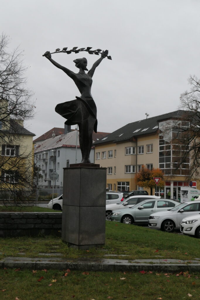 Současná fotografie Májového pozdravu na dnešním Masarykově náměstí (před rokem 1989 Pionýrů) /foto autorů