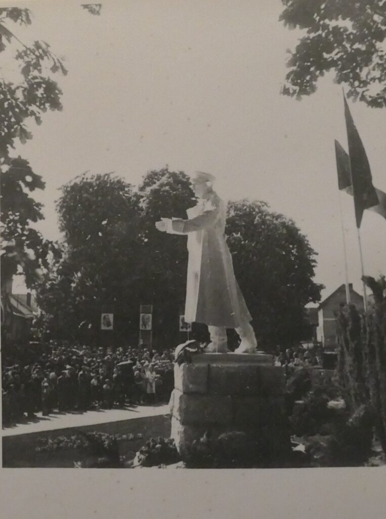 Slavnostní odhalení Stalinova pomníku v Bosni v květnu 1952 bylo spojeno s masovou manifestací na podporu kolektivizace v kraji, kterou svým vystoupením podpořil i ministr zemědělství Josef Nepomucký /Archiv bezpečnostních složek, fond Krajská správa MV Liberec (f. B 4-5), inv.
j. 6, akce StB „Boseň"
