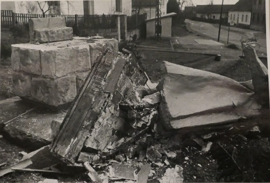 Stalinova socha stržená v dubnu 1954 /Archiv bezpečnostních složek, fond Krajská správa MV Liberec (f. B 4-5), inv.
j. 6, akce StB „Boseň"