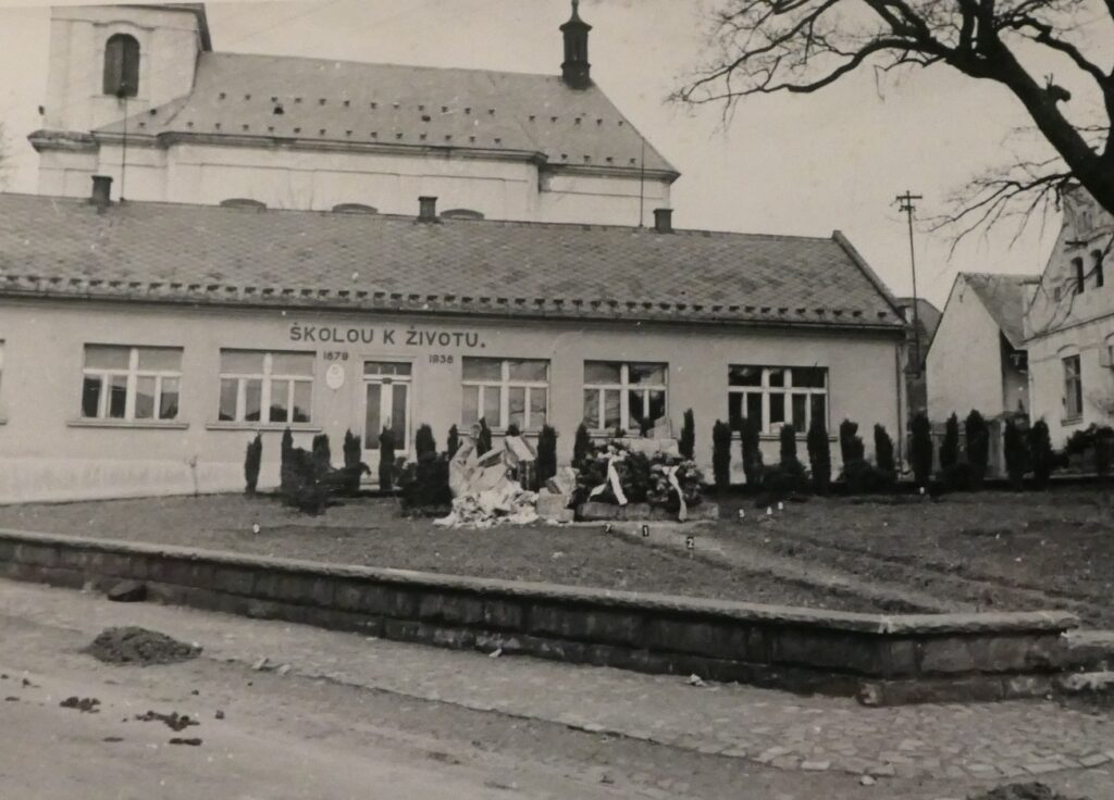 Stalinova socha stržená v dubnu 1954 /Archiv bezpečnostních složek, fond Krajská správa MV Liberec (f. B 4-5), inv.
j. 6, akce StB „Boseň"
