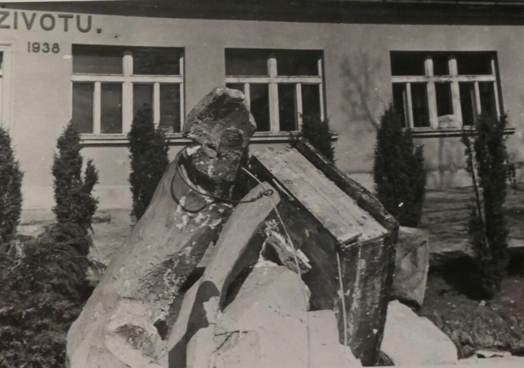 Stalinova socha stržená v dubnu 1954 /Archiv bezpečnostních složek, fond Krajská správa MV Liberec (f. B 4-5), inv.
j. 6, akce StB „Boseň"