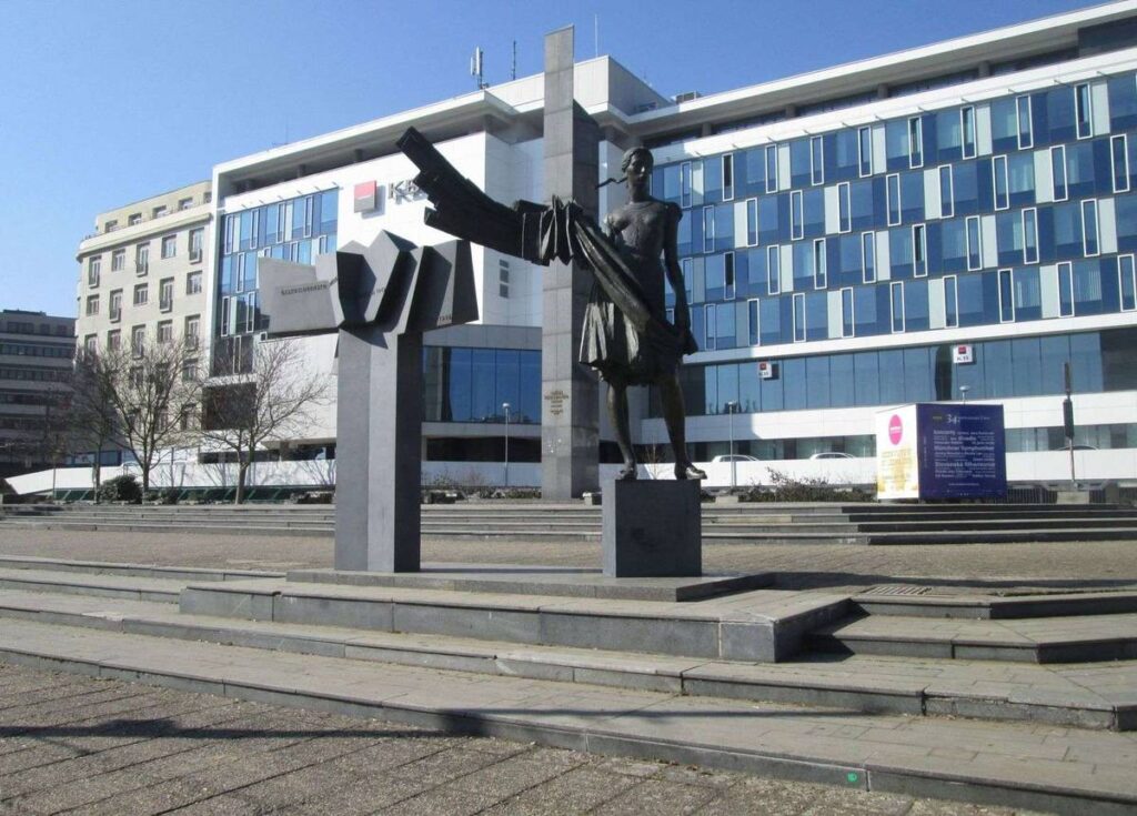 Památník československo-sovětského přátelství v Plzni z roku 1982 od Rudolfa Svobody (1924–1974) na místě bývalého Stalinova pomníku /foto drobnepamatky.cz