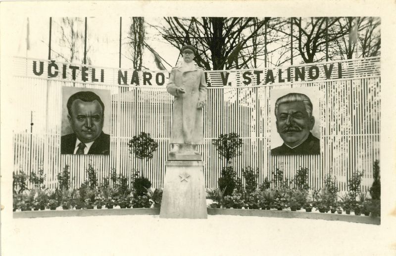 Odhalení pomníku Stalina v Šumperku v prosinci 1951. Socha vznikla za spolupráce kolektivu mladých výtvarníků Jiskra a sochařů Josefa Vitvara (1920–1991) a Josefa Fojtíka (1890–1966) /Vlastivědné muzeum v Šumperku