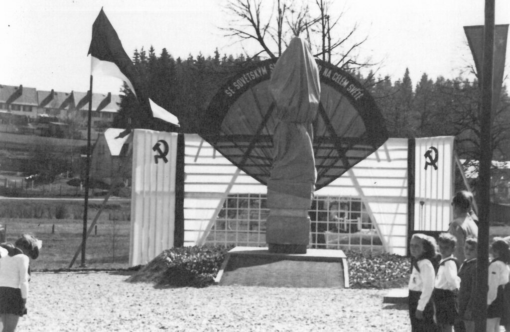 Slavnostní odhalení pomníku v květnu 1955 /Městské muzeum Rýmařov