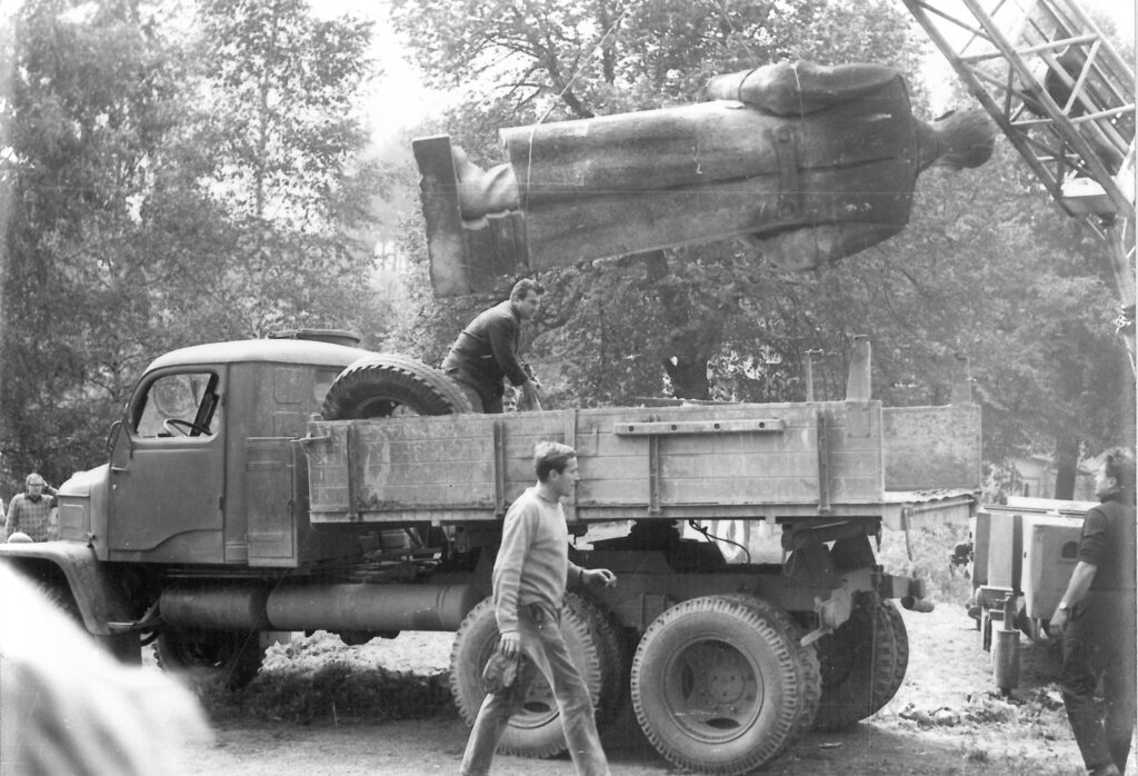 Odstraňování Stalinovy sochy na pokyn Městského národního výboru v Rýmařově 24. 8. 1968 /Městské muzeum Rýmařov