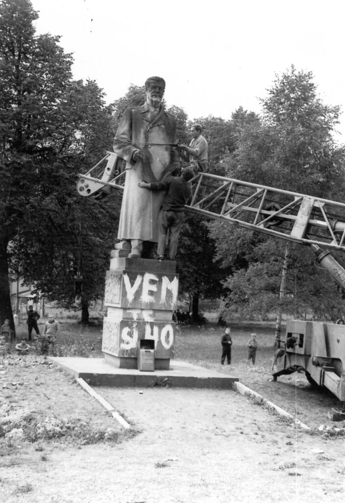 Odstraňování Stalinovy sochy na pokyn Městského národního výboru v Rýmařově 24. 8. 1968 /Městské muzeum Rýmařov