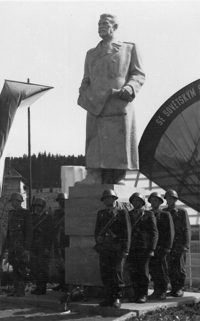 Slavnostní odhalení pomníku v květnu 1955 /Městské muzeum Rýmařov