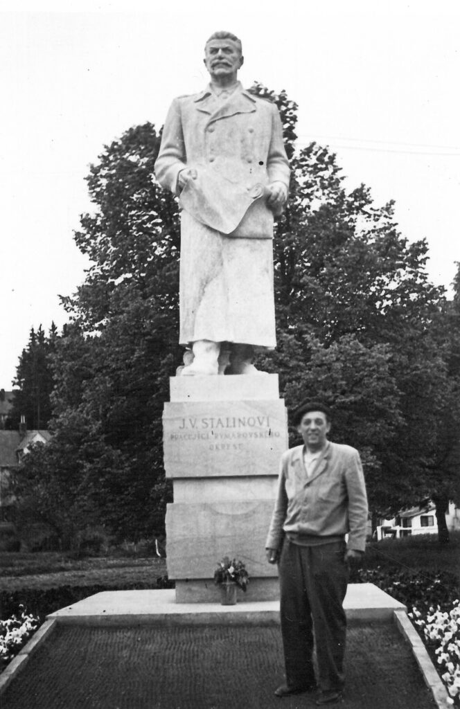 Pomník Stalina v Rýmařově odhalený v květnu 1955 se sochařem Karlem Lenhartem (1904–1978) /Městské muzeum Rýmařov