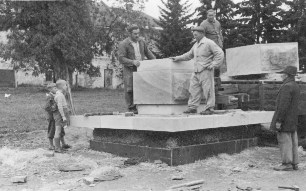 Instalace pomníku v Rýmařově na jaře 1955 /Městské muzeum Rýmařov