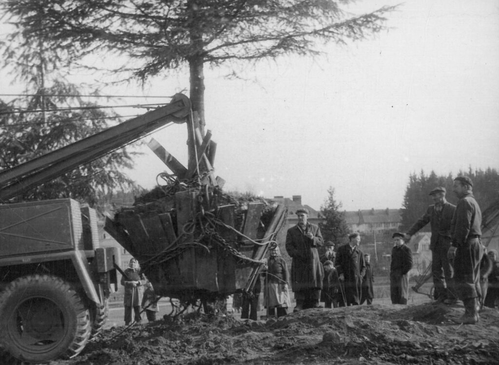 Instalace pomníku v Rýmařově na jaře 1955 /Městské muzeum Rýmařov