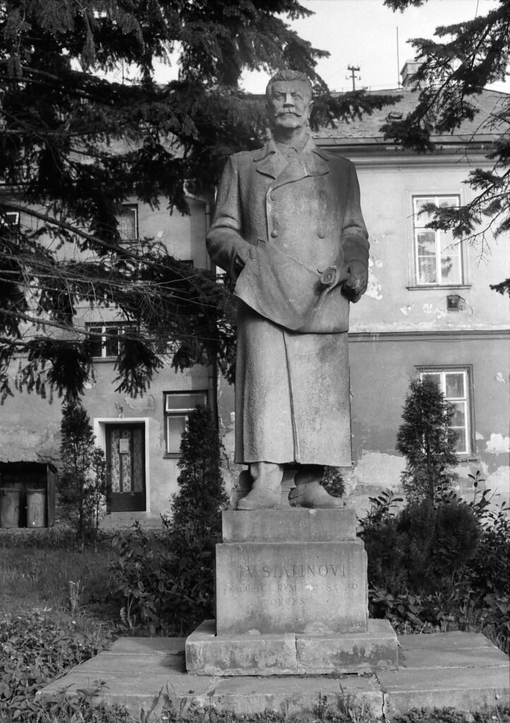 V roce 1975 byla Stalinova socha kvůli stavbě kulturního domu přesunuta do rohu městského parku, stav z konce 80. let /Městské muzeum Rýmařov