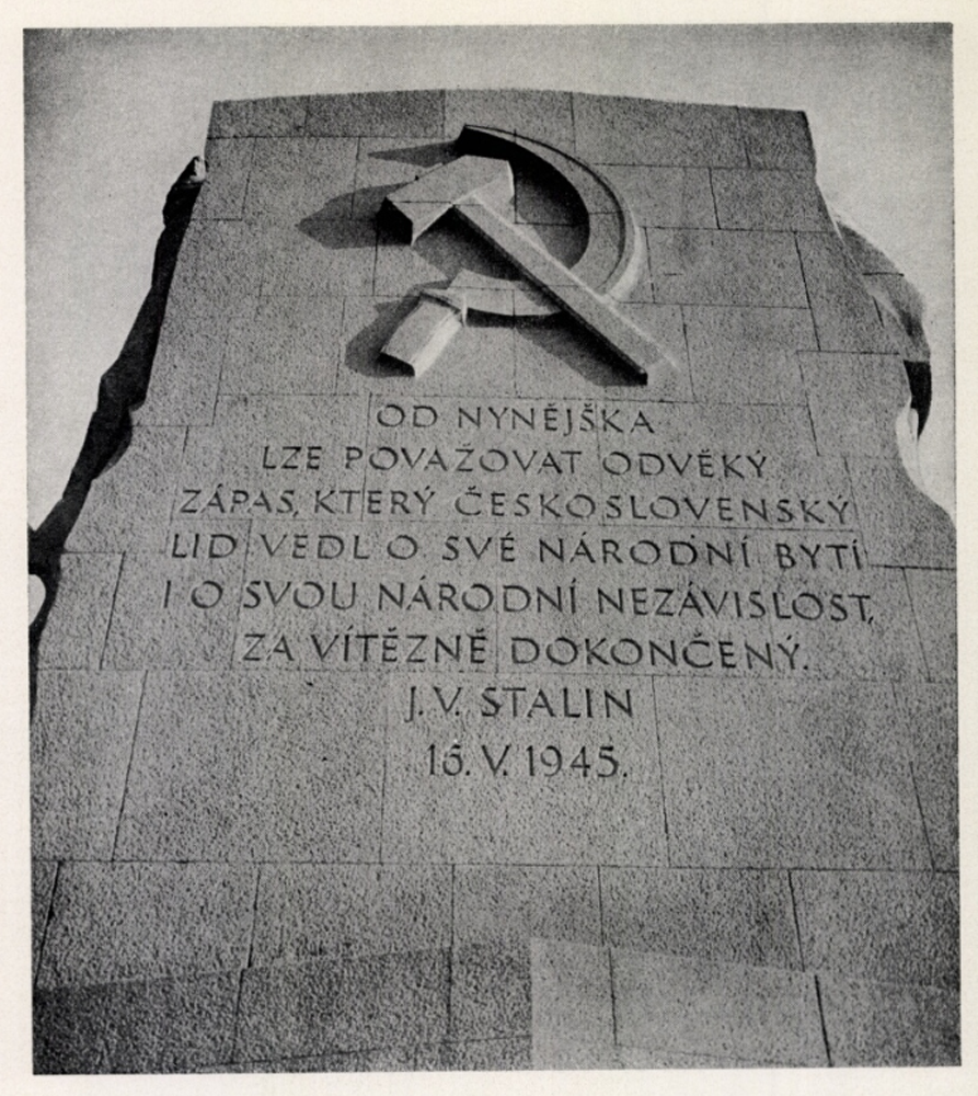 Dedikace na Stalinově pomníku v Praze na Letenské pláni /foto z Svému osvoboditeli československý lid, 1955