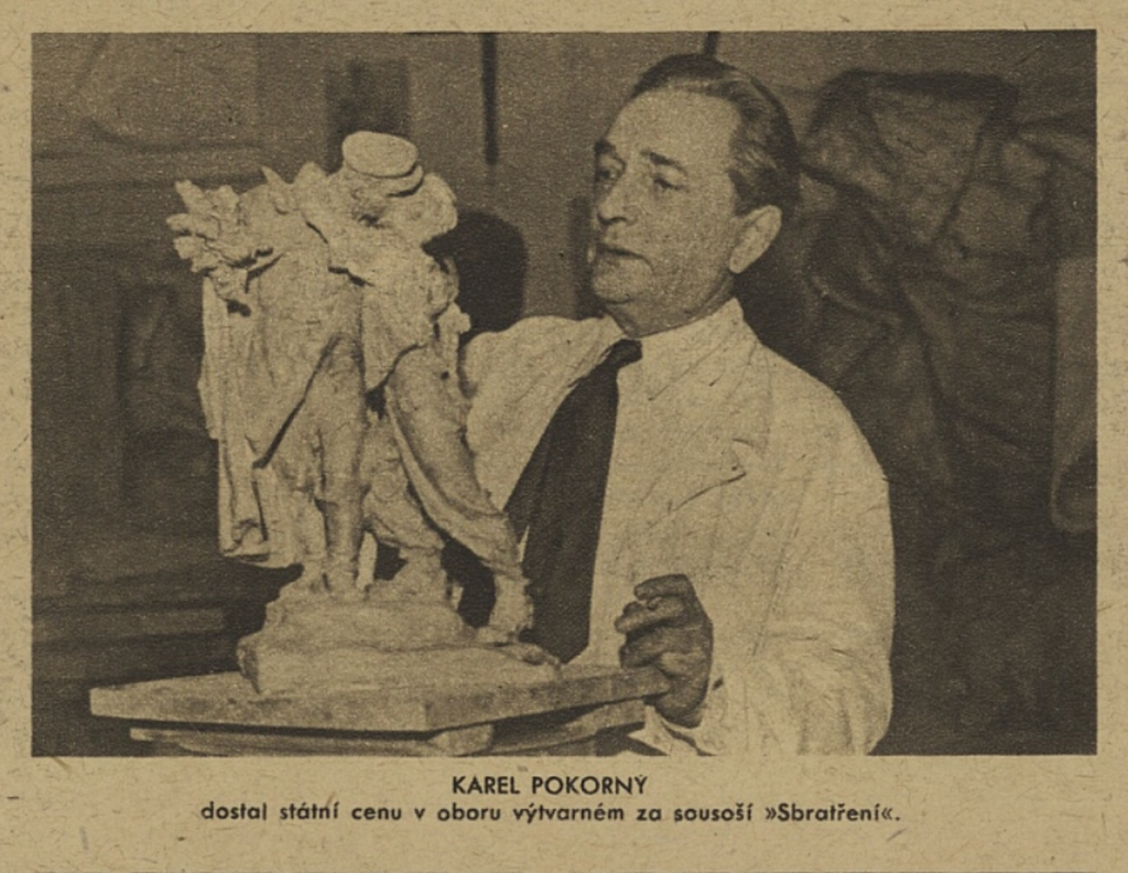 Karel Pokorný obdržel za své ikonické dílo z rukou ministra Zdeňka Nejedlého státní cenu, 28. října 1949 /Svět v obrazech 12. 11. 1949