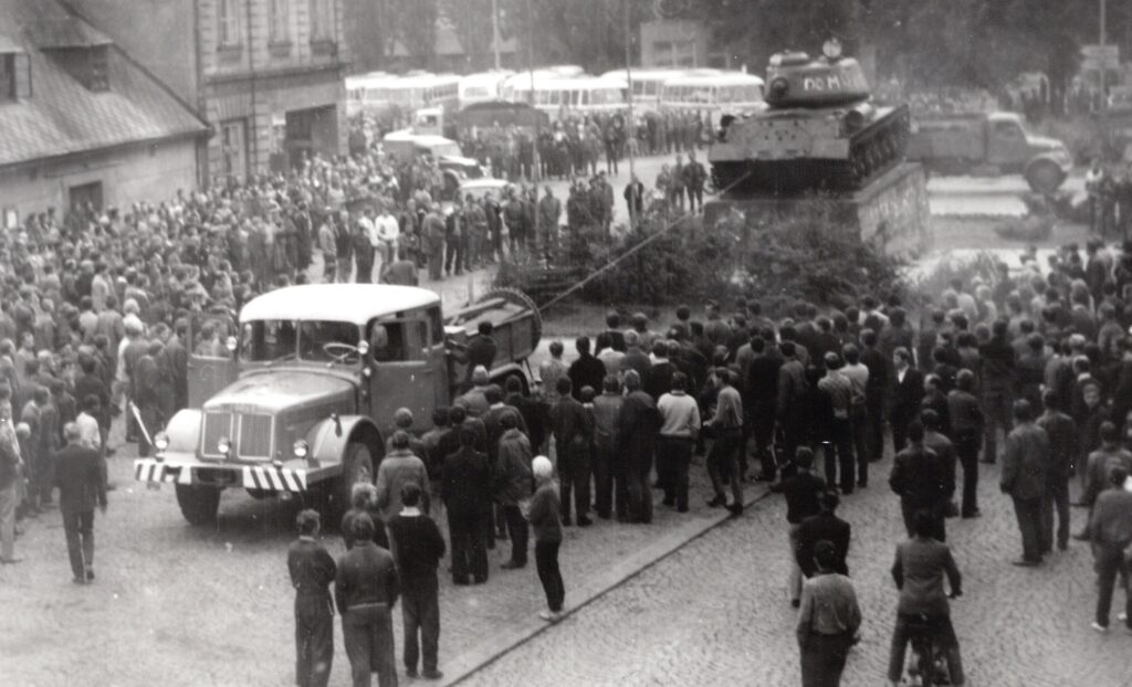 Pomník osvobození v Trutnově, z něhož lidé strhávají tank, 22. srpna 1968 /Státní okresní archiv Trutnov