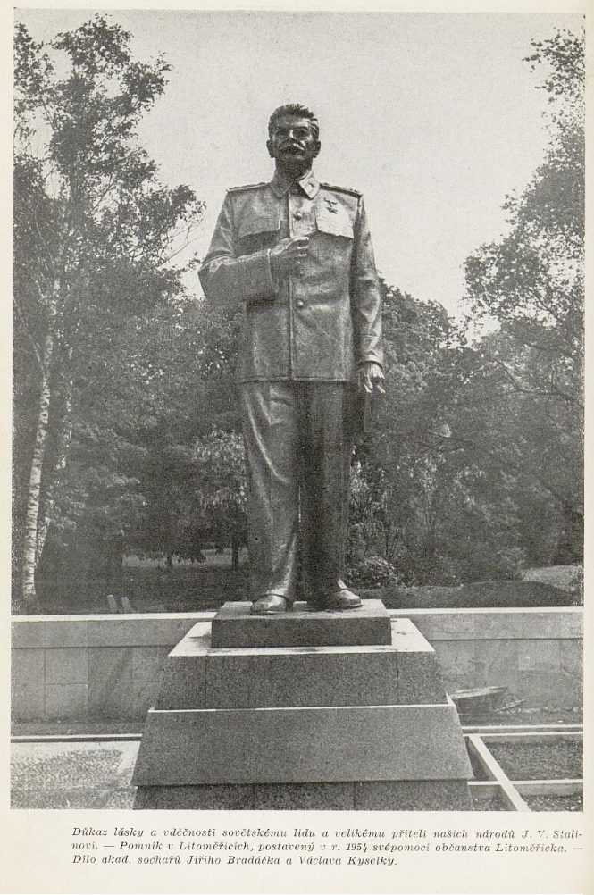 Stalinův pomník v Litoměřicích od Jiřího Bradáčka (1922–1984) a Václava Kyselky (1921–2017) odhalený v červnu 1954 /foto z Ústecký kraj 1945–1955, 1955