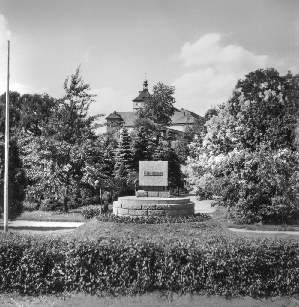 Základní kámen k pomníku Stalina v Pardubicích odhalený v roce 1952 během oslav vůdcových narozenin /Státní okresní archiv Pardubice