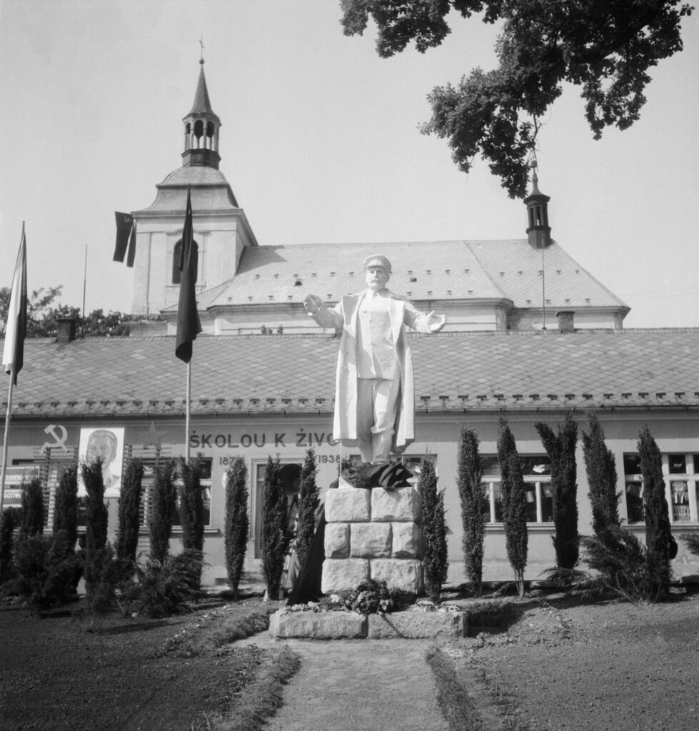 Socha od Karla Pokorného byla nakonec umístěna ve středočeské Bosni v rámci družby mezi posluchači Akademie výtvarného umění a místním jednotným zemědělským družstvem. K odhalení došlo během oslav osvobození v květnu 1952 /foto Spittank, ČTK