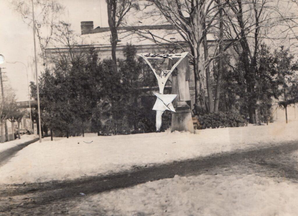 Vítězný návrh Jiřího Jílka (1925–1981) z Šumperska v podobě dívčí postavy s ratolestí. Jak napsal autor v průvodní zprávě, socha je „symbolem osvobození a radostného vděku osvoboditelům. Vyjadřuje tak citový vztah lidí k historické skutečnosti čtyřicátého pátého roku, aniž by tuto skutečnost přímo ilustroval a názorně předváděl.“ Sochu z tepané mědi nazval Májový pozdrav a v roce 1966 ji dokončil /Zemský archiv Opava